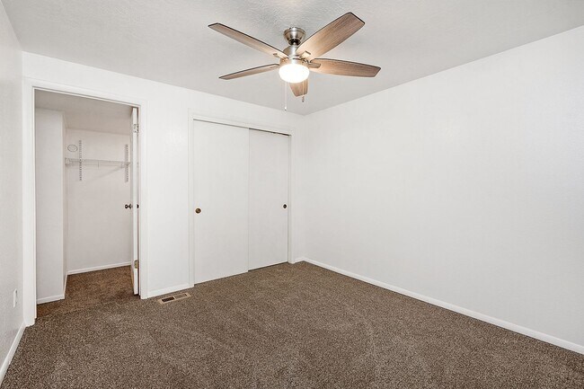 Building Photo - Super Cute North End Place with Garage and Backyard!