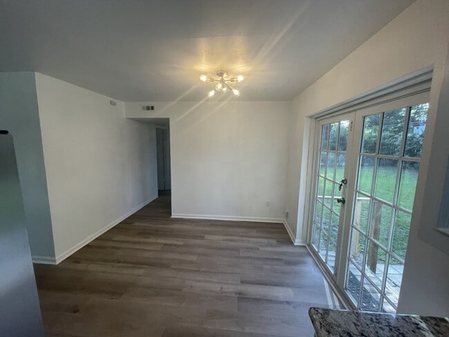 Building Photo - Close to Campus - Sub-Lease