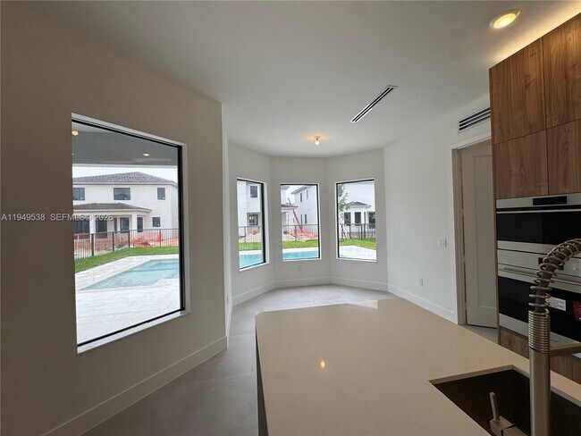 Building Photo - 19670 NE 14th Ct