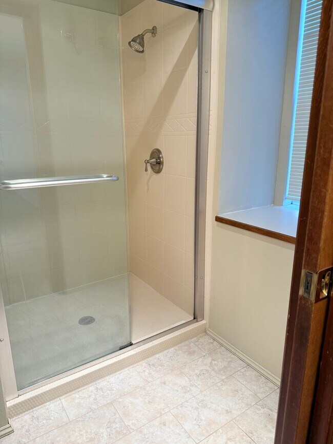Building Photo - Elegant Bellevue Home for rent
