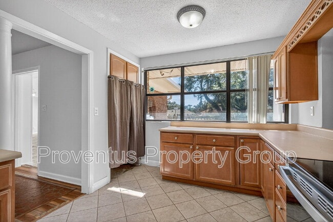 Building Photo - 8 Manor Dr