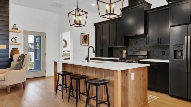 Building Photo - Beautiful Custom Home!