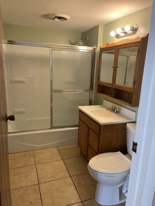 Building Photo - STUDENTS WELCOME! Spacious Ranch Home Across from City Park!