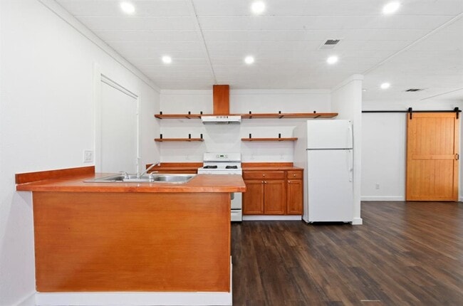 Building Photo - 5104 Spruce Cove