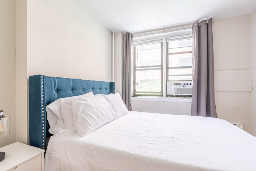 Building Photo - 319 W 56th St