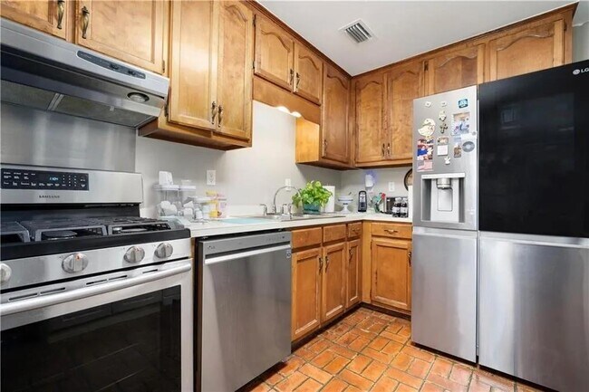 Building Photo - 2511 Club House Rd