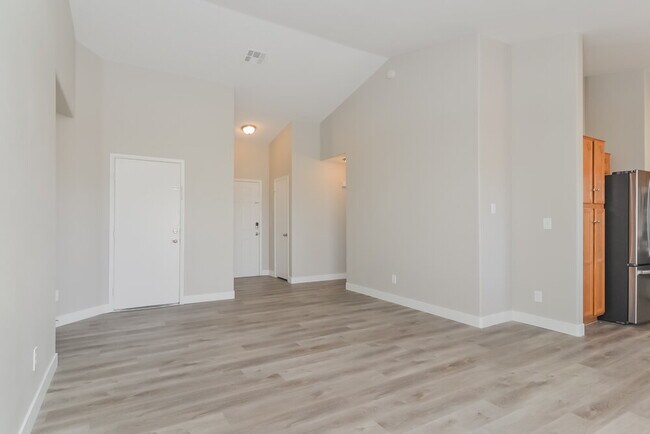 Building Photo - 390 Lombardy Cir