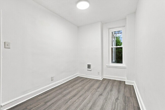 Building Photo - 2411 W Oakdale St