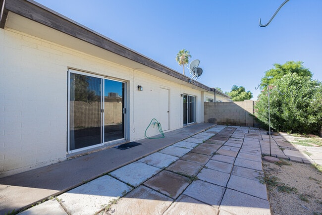 Building Photo - 2724 S Azalea Dr