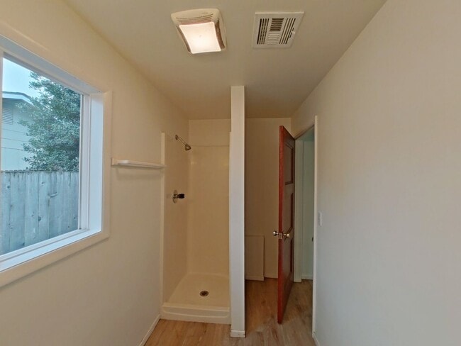 Building Photo - 3 Bedroom Family Home in the Harlow Street Bridge Area