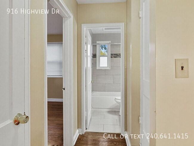 Building Photo - 916 Highview Dr