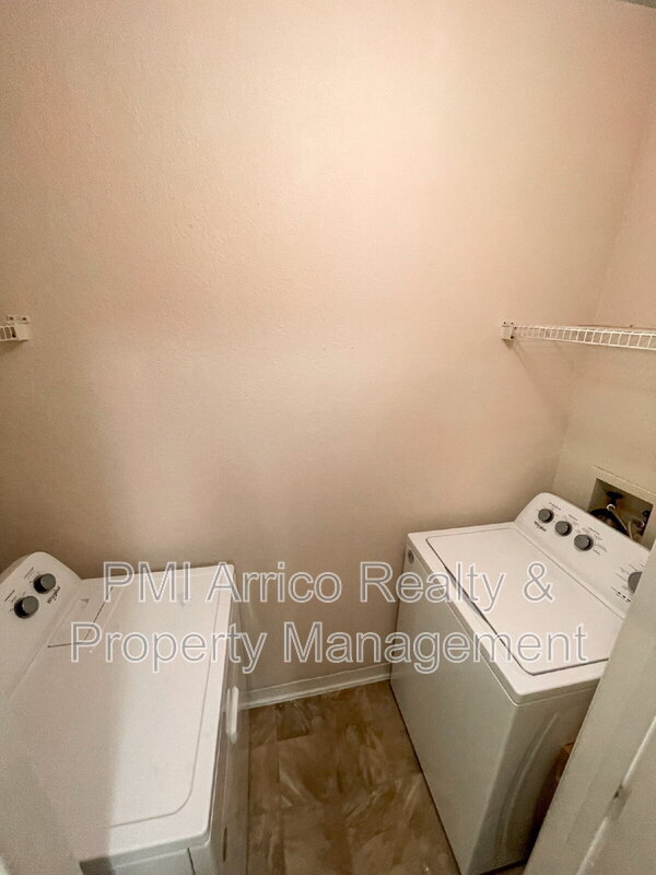 Building Photo - 18001 Richmond Pl Dr