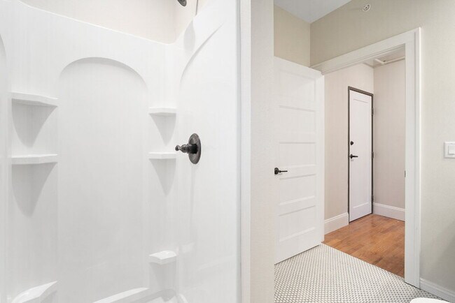 Building Photo - 702 20th St