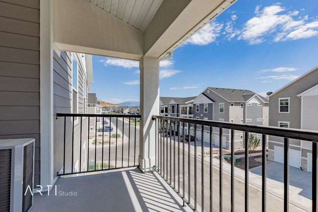 Building Photo - Top-Floor South-Facing Condo in Quail Hill...