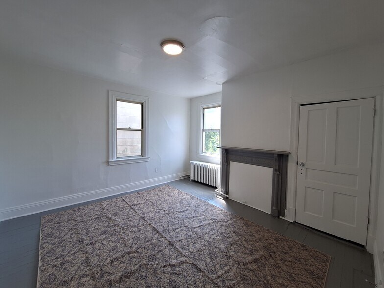 Building Photo - 122 Sherman St