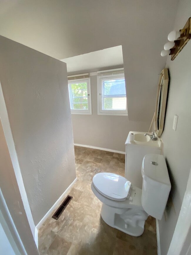 Building Photo - 4 Bdr/2Bath Spacious Home Available