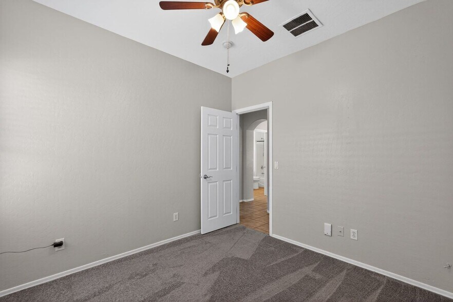 Building Photo - 14843 W Wethersfield Rd