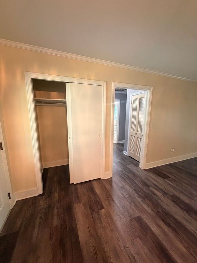 Building Photo - Home on 2.5 Acres in laurens!!