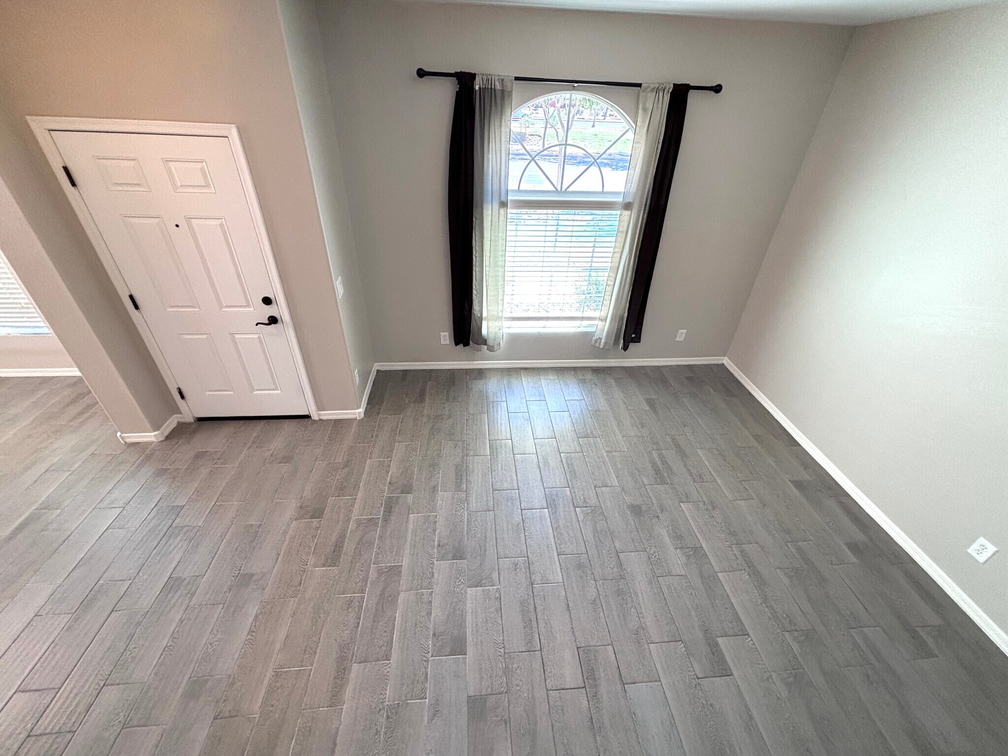 Building Photo - 947 S Utilis Dr