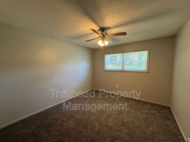 Building Photo - 745 S Hickory St