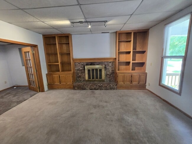 Building Photo - Characteristic 3-Bedroom Home with Dual Ga...
