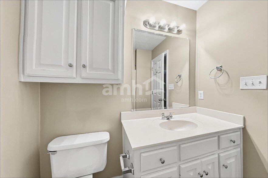 Building Photo - 403 Woodlands Dr