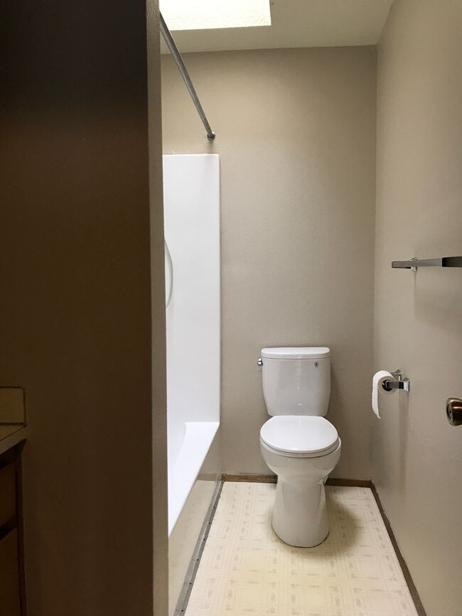 Building Photo - Spacious 3 bdrm/1.5 bath, Garage, Fenced Backyard in Brentwood-Darlington!