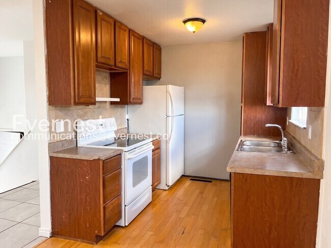 Building Photo - 3 Bed/2 Bath Home with Fenced Yard & Garage / Available Soon!