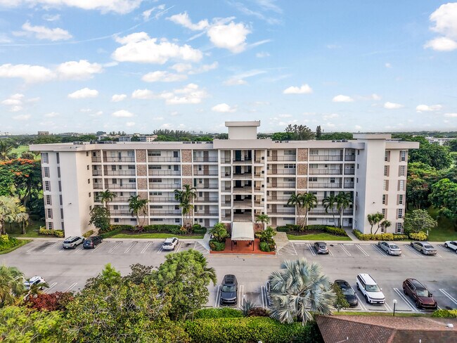 Building Photo - 3000 N Palm Aire Dr