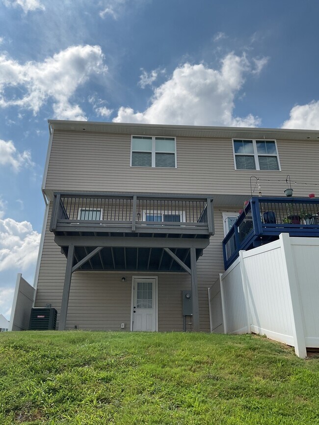 Building Photo - 3 bed, 2.5 bath end unit townhome!