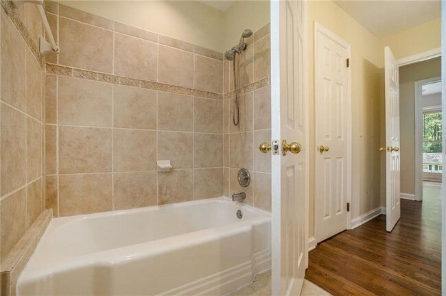 Building Photo - 3302 Lenox Pl NE