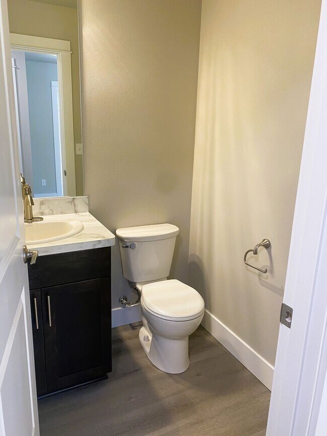 Building Photo - 3 Bedroom 2.5 Bath Townhouse!