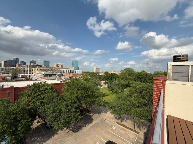 Building Photo - 825 W Daggett Ave