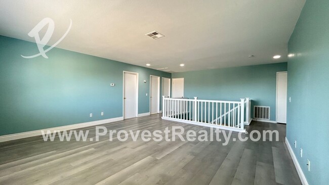 Building Photo - 5 Bedroom, 3.5 Bathroom Victorville Home w...