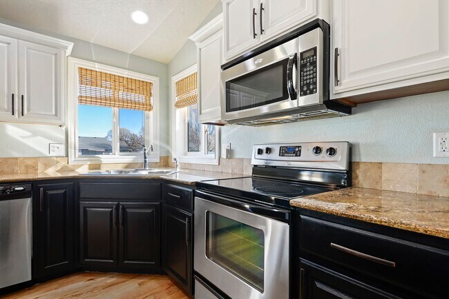 Building Photo - 4bed, 2.5bath, 2,085sq.ft. home in Creeksi...