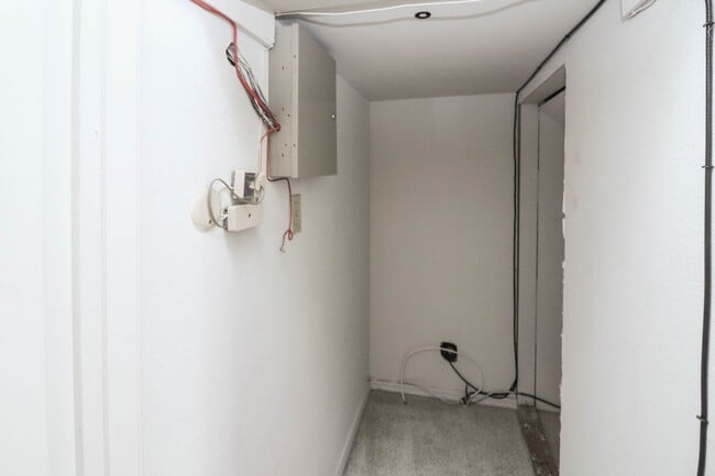 Building Photo - Lovely South Tulsa location close to shopping and restaurants