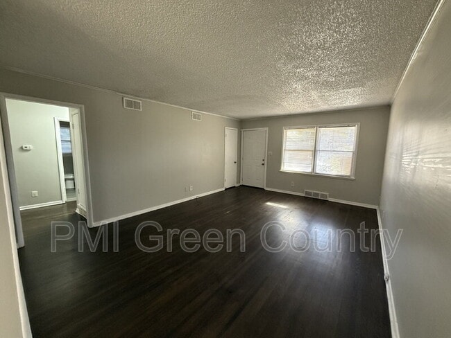 Building Photo - 1017 E 38th Pl