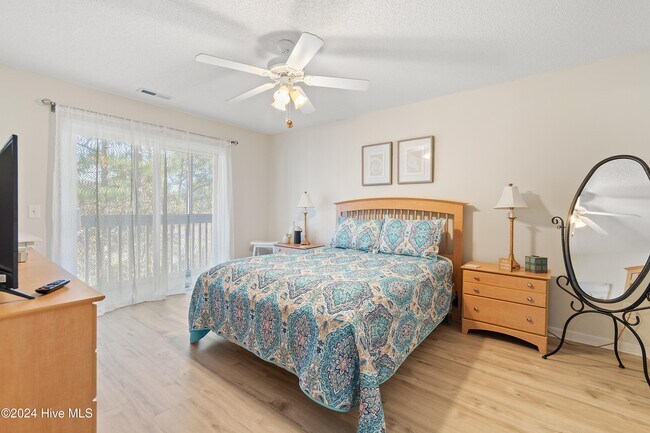 Building Photo - 3350 Club Villas Dr