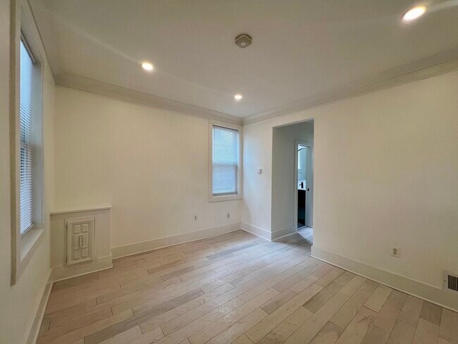 Building Photo - 1742 L St NE