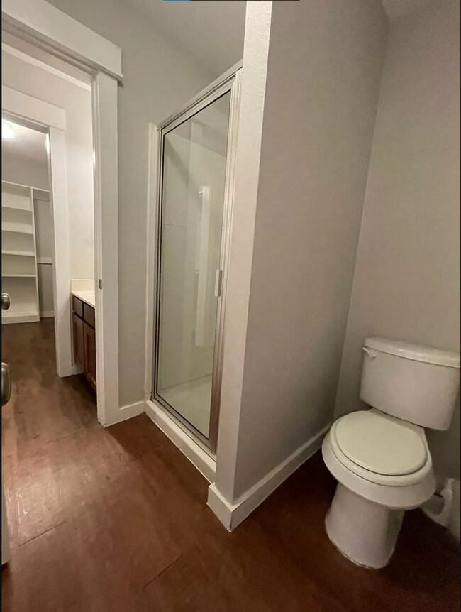 Building Photo - Spacious 4X2 North Loop Duplex