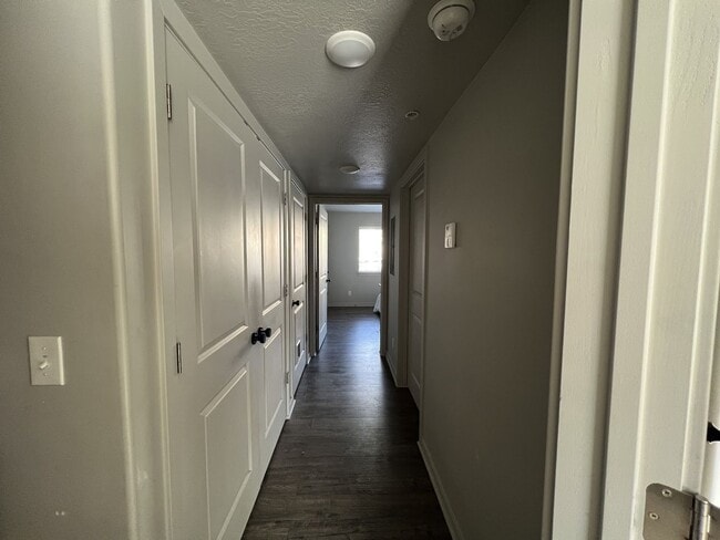 Building Photo - 2 Bedroom Pet Friendly Unit for Rent in Provo