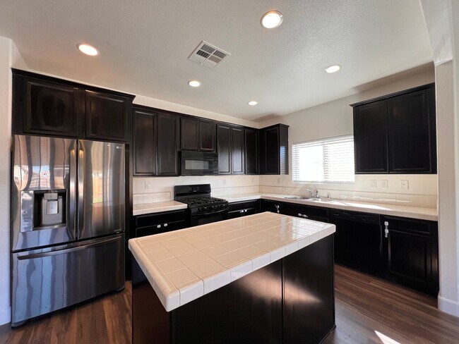 Building Photo - Luxurious 4 bedroom 3 bath family home in ...