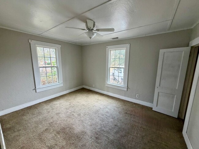 Building Photo - 2 Bed 1 Bath House