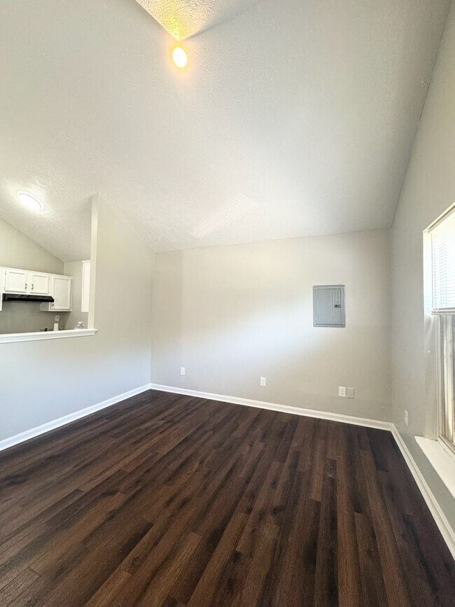 Building Photo - MOVE IN SPECIAL! $100 SECURITY DEPOSIT