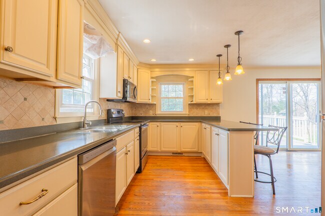 Building Photo - 9 Pleasant St