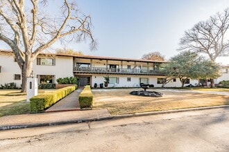 Building Photo - 2-bedroom, 2-bath condo located in the highly desirable Ridglea North neighborhood.