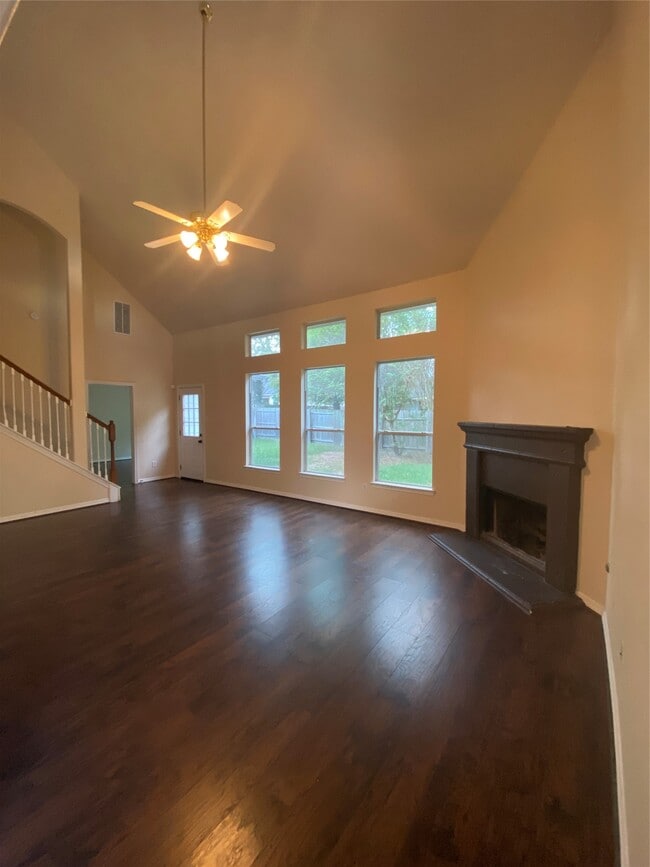 Building Photo - 9210 Hidden Lake E Dr