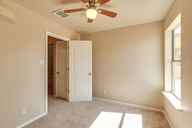 Building Photo - East El Paso 3 bed Refrig A/C next to Park!
