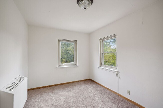 Building Photo - Spacious, Renovated 1BR on Beautiful Iris Park!