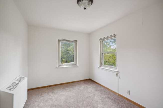 Building Photo - Spacious Top-Floor 1BR on Beautiful Iris P...